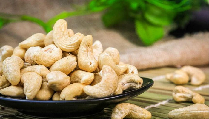 Cashew nuts have many health benefits for men